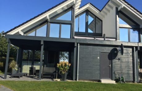 Maison individuelle construite en panneaux HBE de bois massif par COMABOIS.