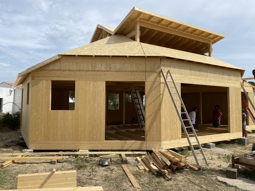 Maison individuelle construite en bois massif qui respecte la RE2020.