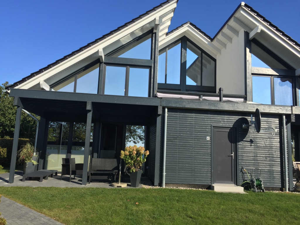 Finition extérieure d'une maison moderne en bois massif HBE