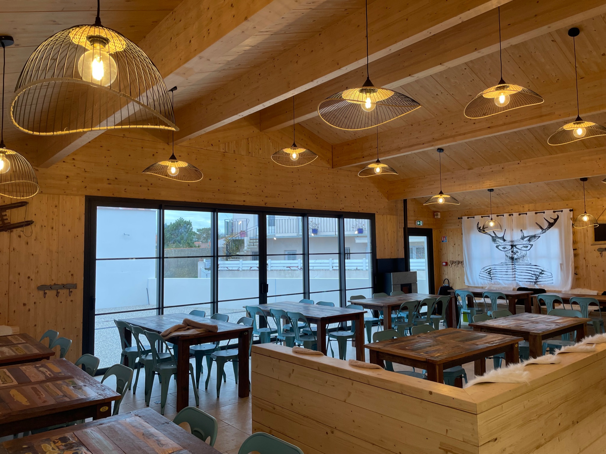 Exemple d'un restaurant construit en bois massif