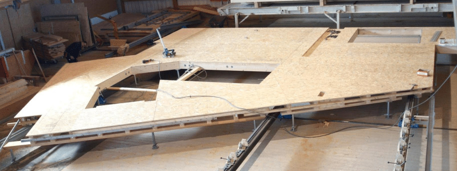 Construction d'un plancher de maison en atelier avec la Table de préfabrication Tectofix avec la trémie d'un escalier