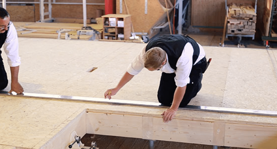 Confort de la construction bois avec la table de montage Tectofix pour les charpentiers.