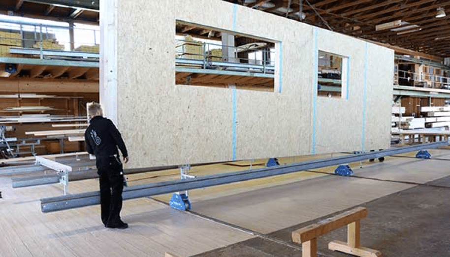 Mur en ossature bois isolé fini assemblé avec la Table de montage Tectofix en atelier